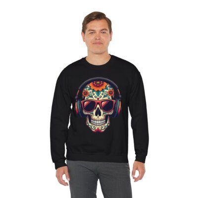 Le sweat “Calavera Rock” allie esprit rock et art mexicain. Design floral de crâne vintage, coton éthique et coupe unisexe regular. Style, confort et authenticité garantis.